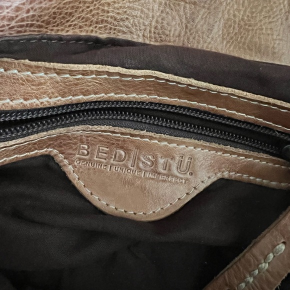 Rockaway Bedstu Bag/ Purse 👜 Love it. In good shape! ✨ Tan, camel color 😍 💯 - Picture 4 of 10